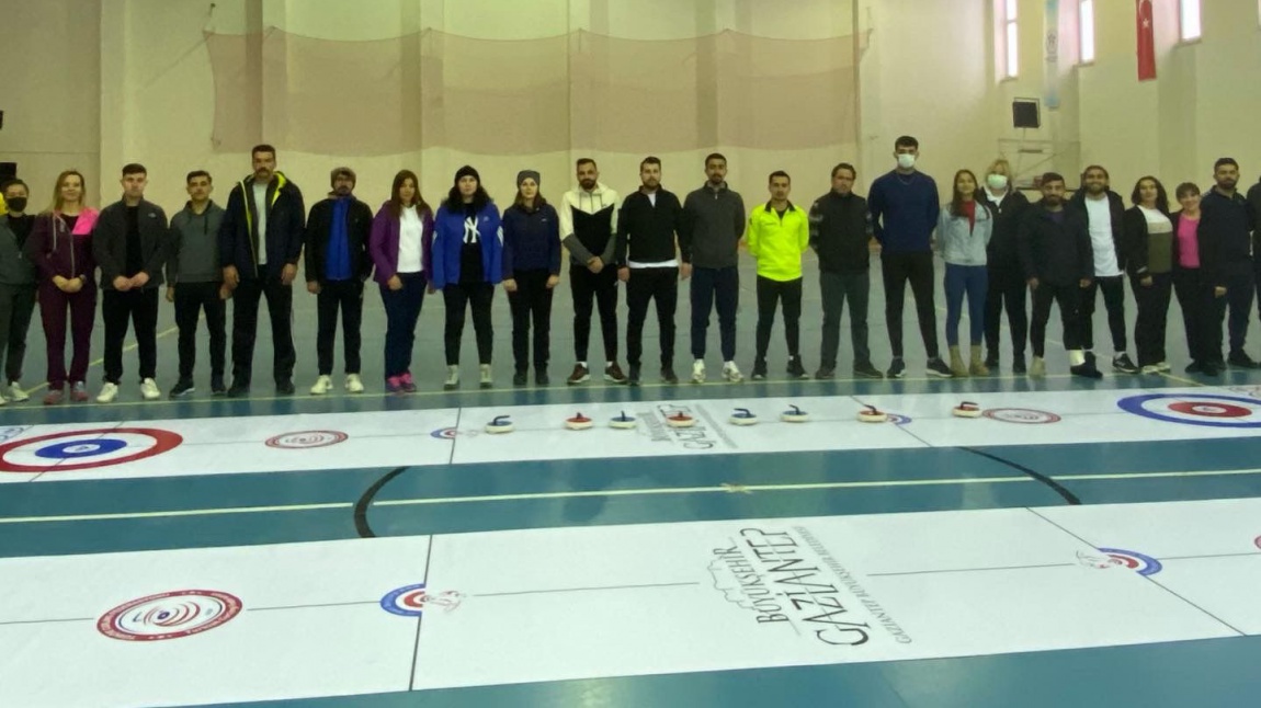 Okulumuz öğretmeni Oğuzhan ALTUN Gaziantep Üniversitesinde Floor Curling eğitimi verdi. 