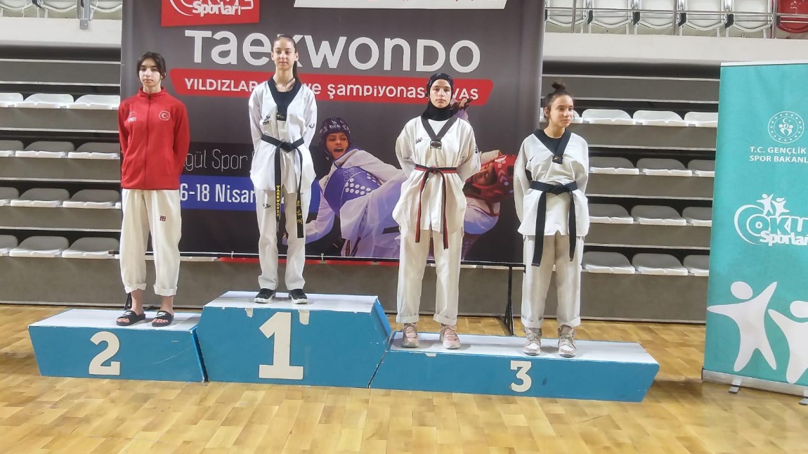 Sivas'ta düzenlenen taekwondo Türkiye şampiyonası yıldızlar kategorisinde okulumuz öğrencisi Kübra KILINÇ 3. olmuştur. Tebrikler.