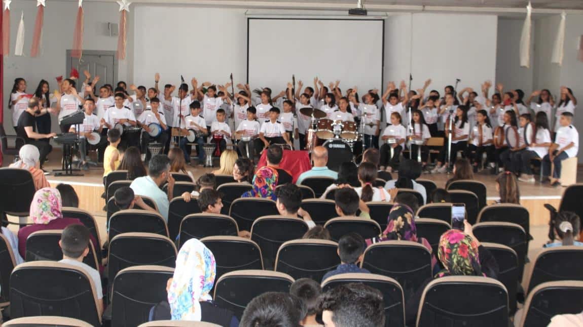 Karacaoğlan ortaokulu yıl sonu konseri